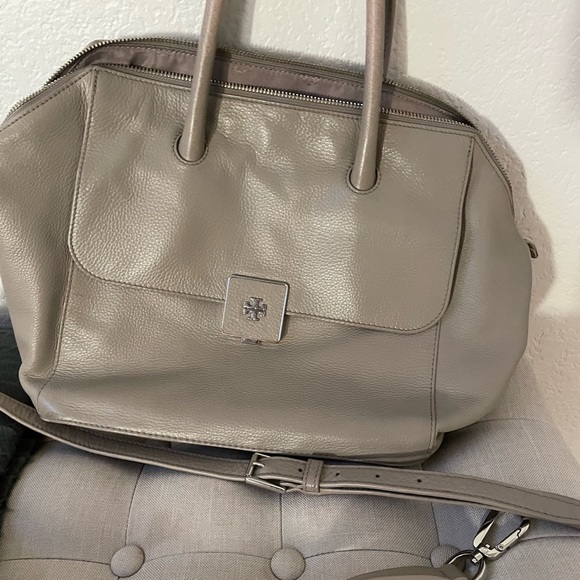 Structured in soft leather and centered with a logo clasp - Picture 1 of 4